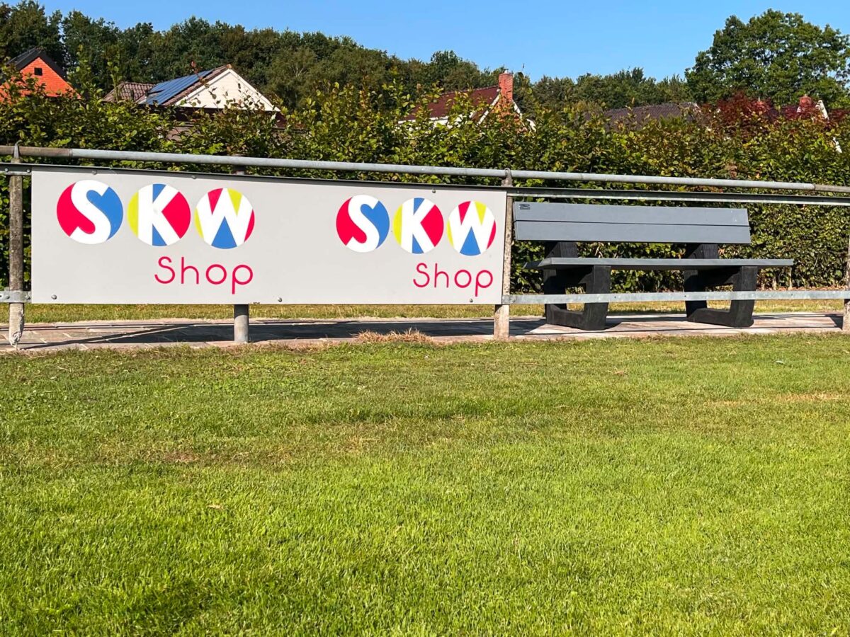 Kunststof parkbanken Bonn geplaatst bij VV SGV Schildwolde 4 Kunststof parkbank Bonn met reclamebord ophangsysteem